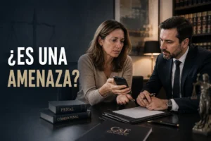 Mujer consulta con un abogado después de recibir una amenaza