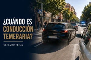 Vehículo realizando una maniobra peligrosa en una vía urbana con otros vehículos y peatones