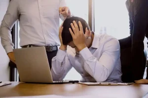 Abogado asesorando a un trabajador sobre una situación de acoso laboral o mobbing.