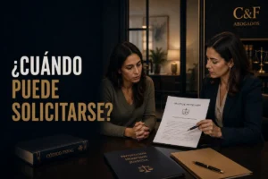 Mujer recibe asesoramiento jurídico sobre una orden de protección por violencia de género